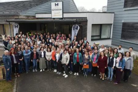 Eine große Gruppe von Personen vor einem Haus