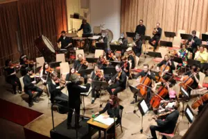 Ein Orchester spielt auf einer Bühne