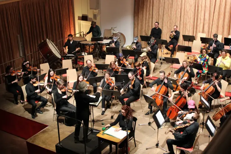 Gelungener Start in die Konzertsaison Ein Orchester spielt auf einer Bühne