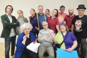 Eine Gruppe von Personen posiert in verschiedenen Kostümen