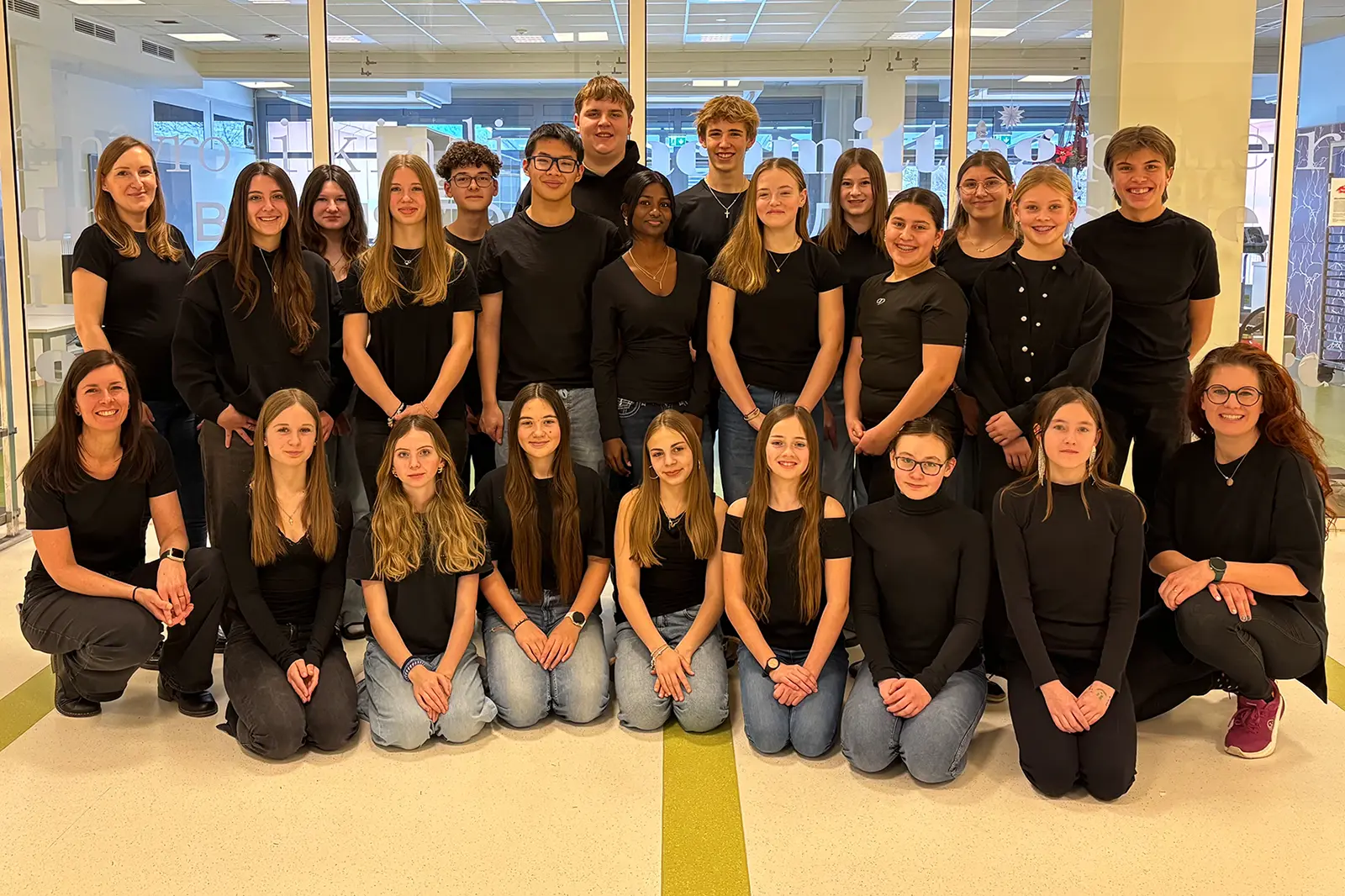 Eine Gruppe Jugendlicher in schwarzen T-Shirts