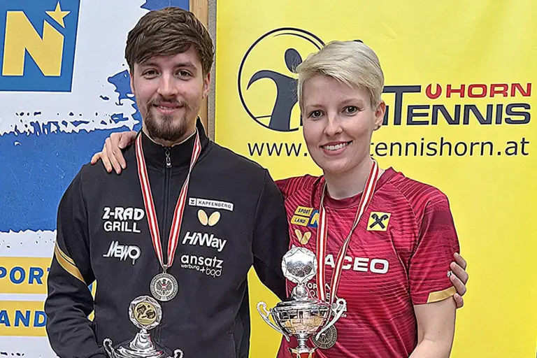 Bronze für Geschwisterduo Ein Mann und eine Frau stehen nebeneinander mit je einem Pokal in der Hand.