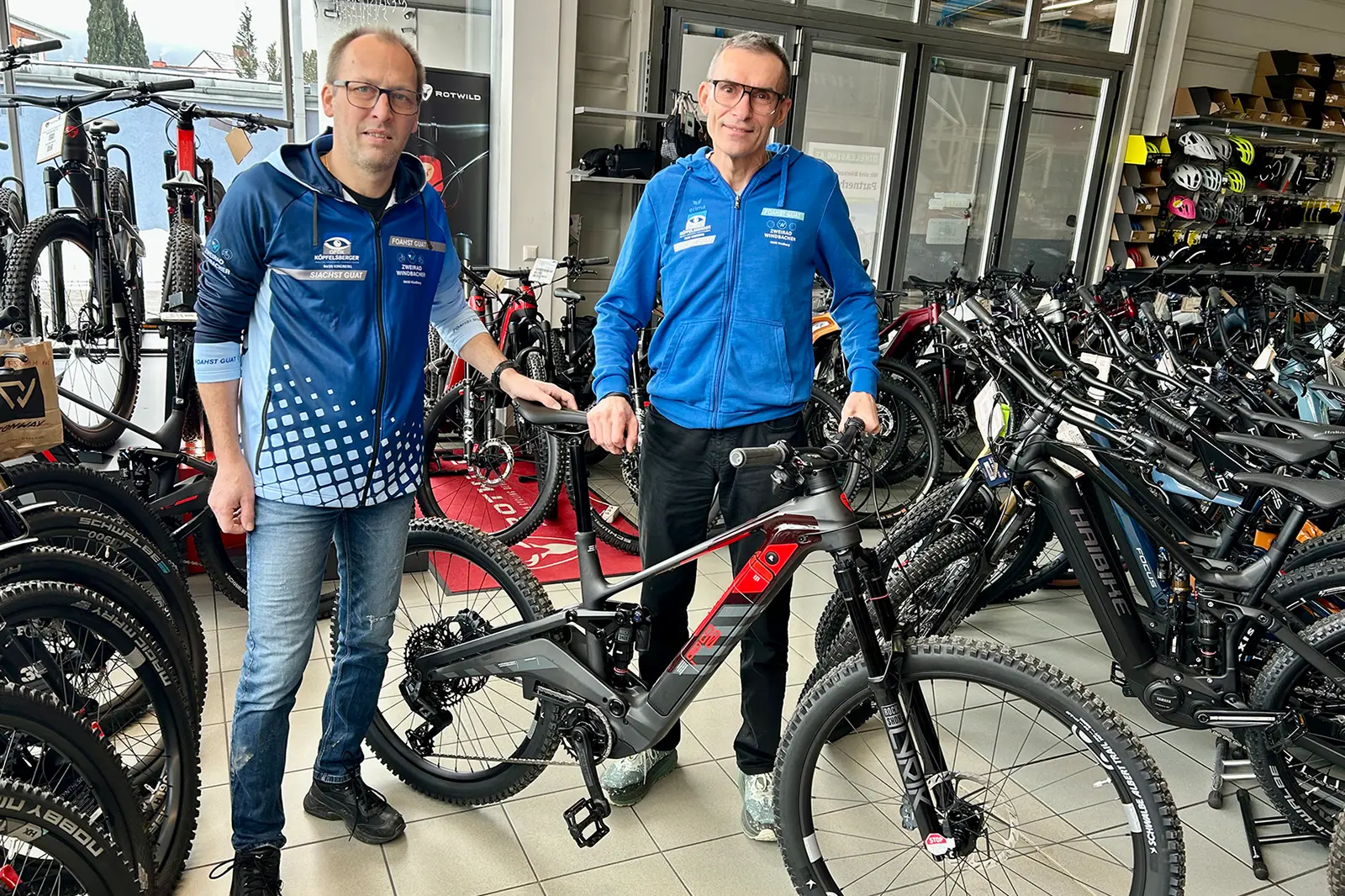 Zwei Männer in einem Raum voller Fahrräder
