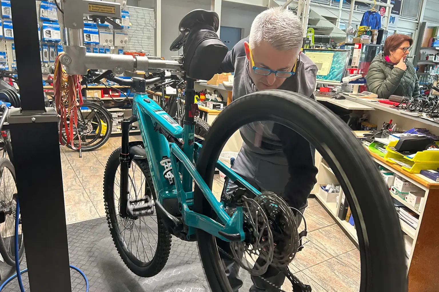 Ein Mann arbeitet in einer Werkstatt an einem Fahrrad