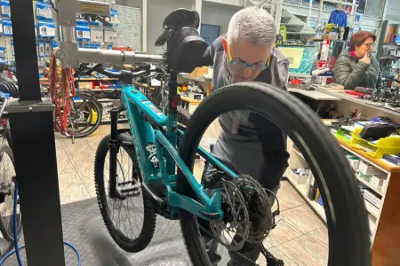 Ein Mann arbeitet in einer Werkstatt an einem Fahrrad