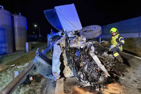 Ein komplett kaputtes Fahrzeug liegt auf der Seite.