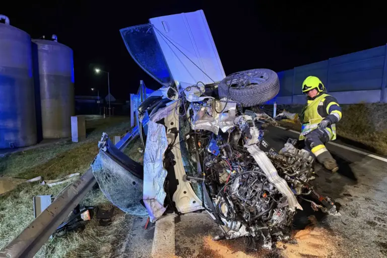 Ein komplett kaputtes Fahrzeug liegt auf der Seite.