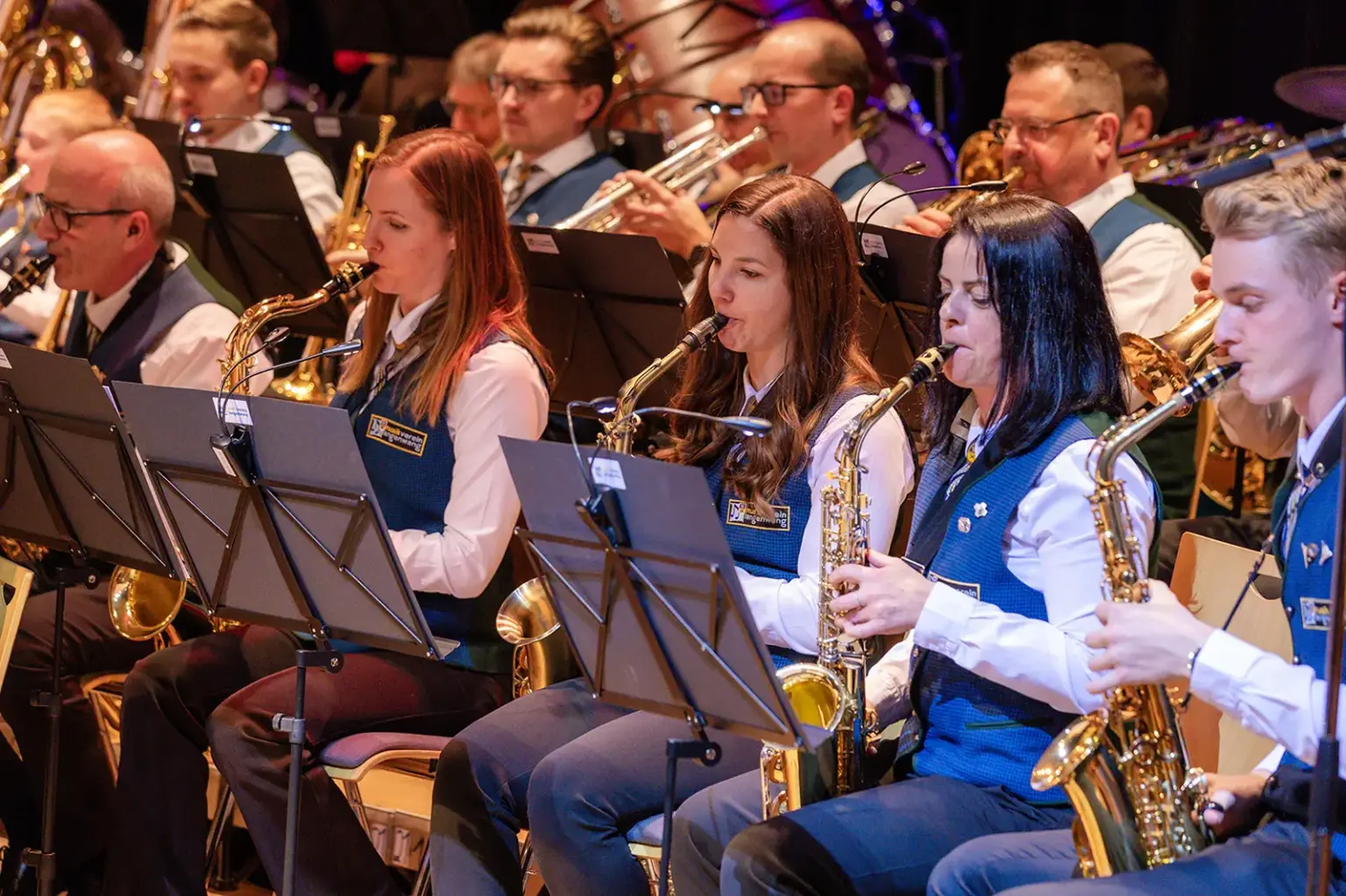 Eine Gruppe von MusikerInnen in Tracht