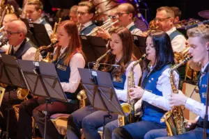 Eine Gruppe von MusikerInnen in Tracht