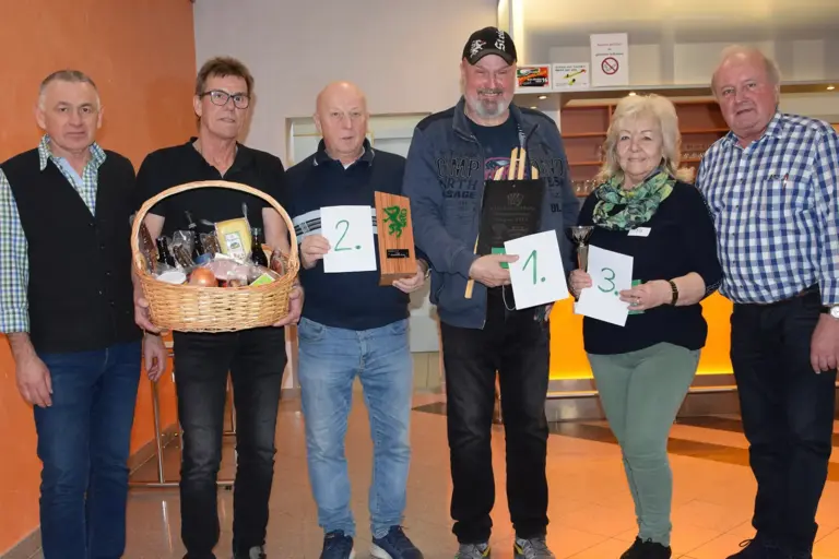 Fünf Männer und eine Frau mit verschiedenen Preisen