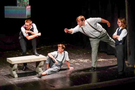 Theater für den guten Zweck Vier junge Personen auf einer Theaterbühne