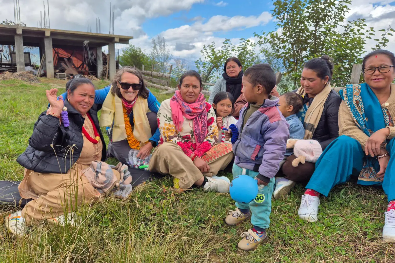 Eine Gruppe von Personen sitzt auf einer Wiese