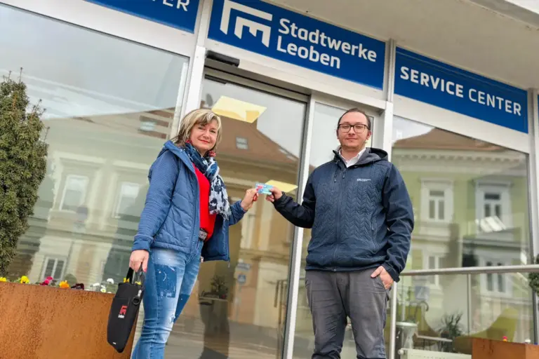 EIn Mann und eine Frau stehen vor einem Geschäftslokal