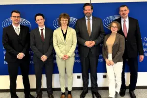 Sechs Personen stehen vor einer Wand