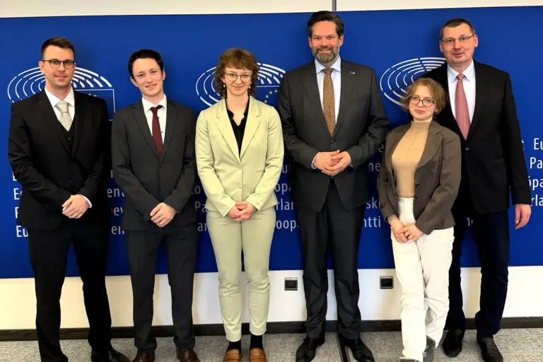 Sechs Personen stehen vor einer Wand