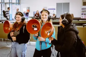 Drei Mädchen probieren wissenschaftliche Geräte aus