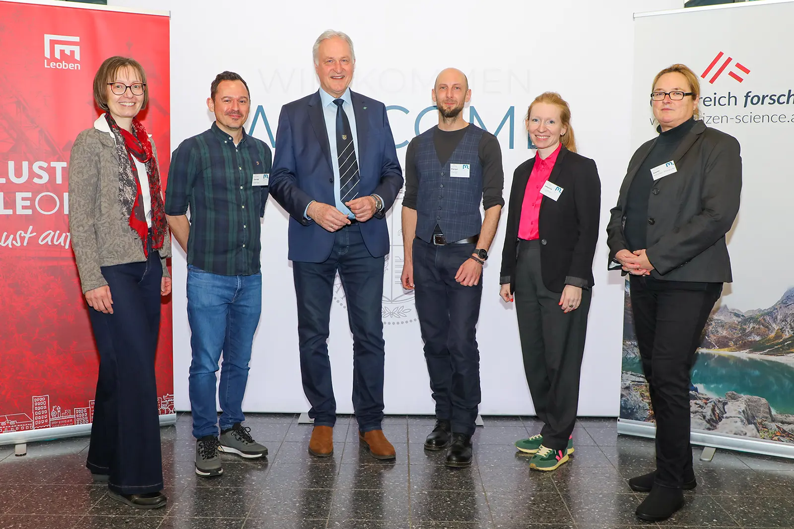 Sechs Personen mit Namensschildern