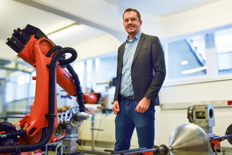 Ein Mann in einem Labor voller Forschungsgeräte