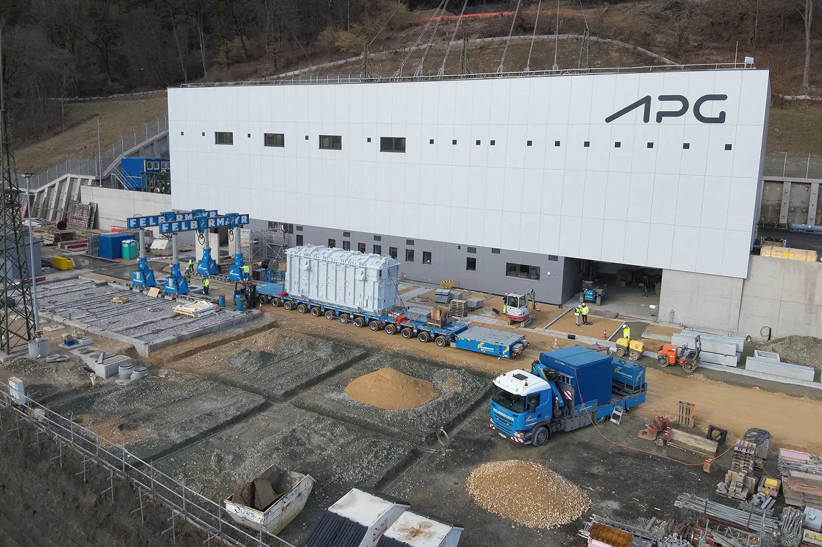 Ein großes Werksgelände mit mehreren Fahrzeugen