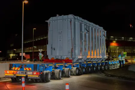 Schwertransport ins Umspannwerk Leoben Ein großes kastenförmiges Gerät auf einer Ladefläche mit vielen Rädern