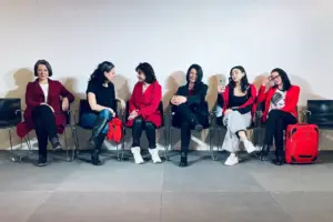 Theater zur Frauenrolle in der Region Sechs Frauen sitzen auf Sesseln an einer Wand