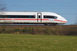 Ein Zug fährt auf einer Überlandstrecke