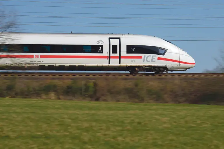 Ein Zug fährt auf einer Überlandstrecke