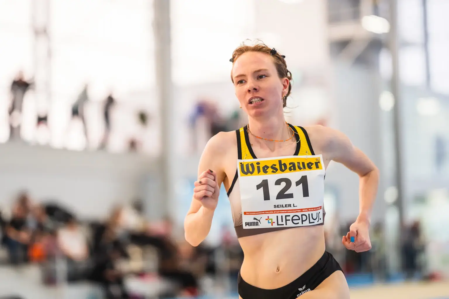 Eine Dame läuft in einer Halle.