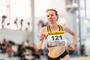 Eine Dame läuft in einer Halle.