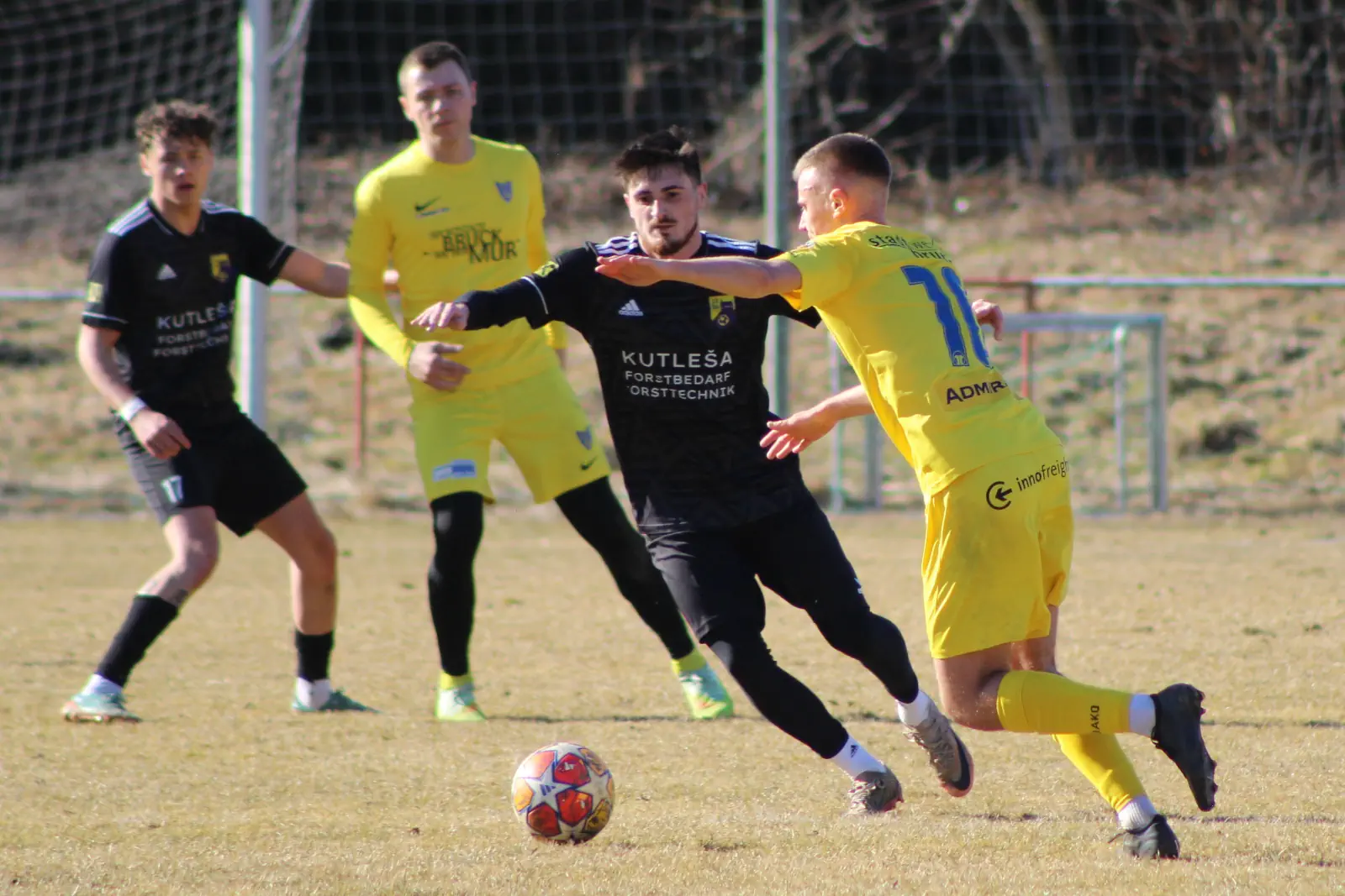 Zwei Fußballer kämpfen um einen Ball.