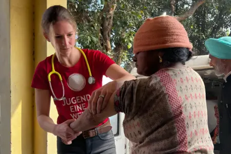 Eine junge Ärztin behandelt ein Frau