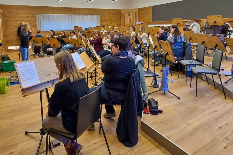 Eine Gruppe von MusikerInnen in einem Probelokal