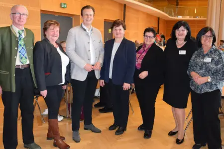 Landesrat zu Besuch im Mürztal Sieben Personen in einem großen Raum