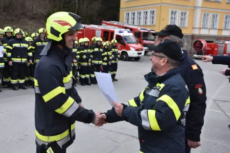 Zwei Männer in Uniform schütteln einander die Hände