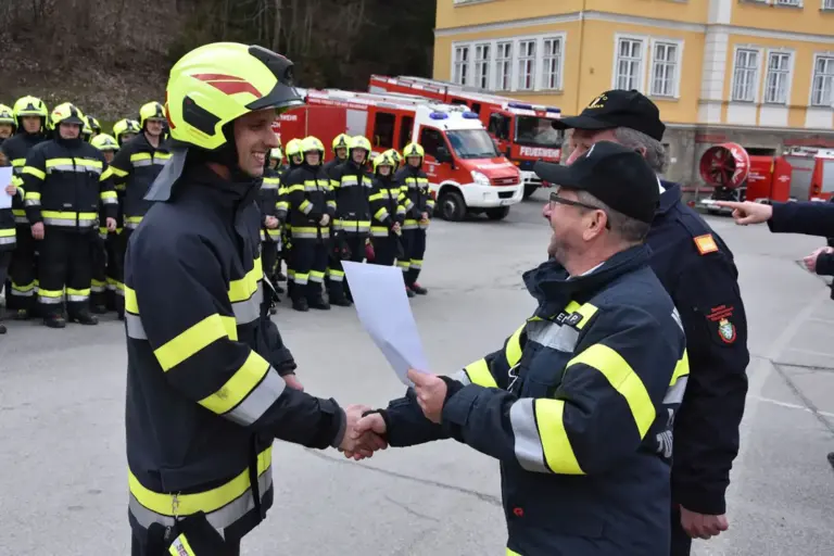 Zwei Männer in Uniform schütteln einander die Hände