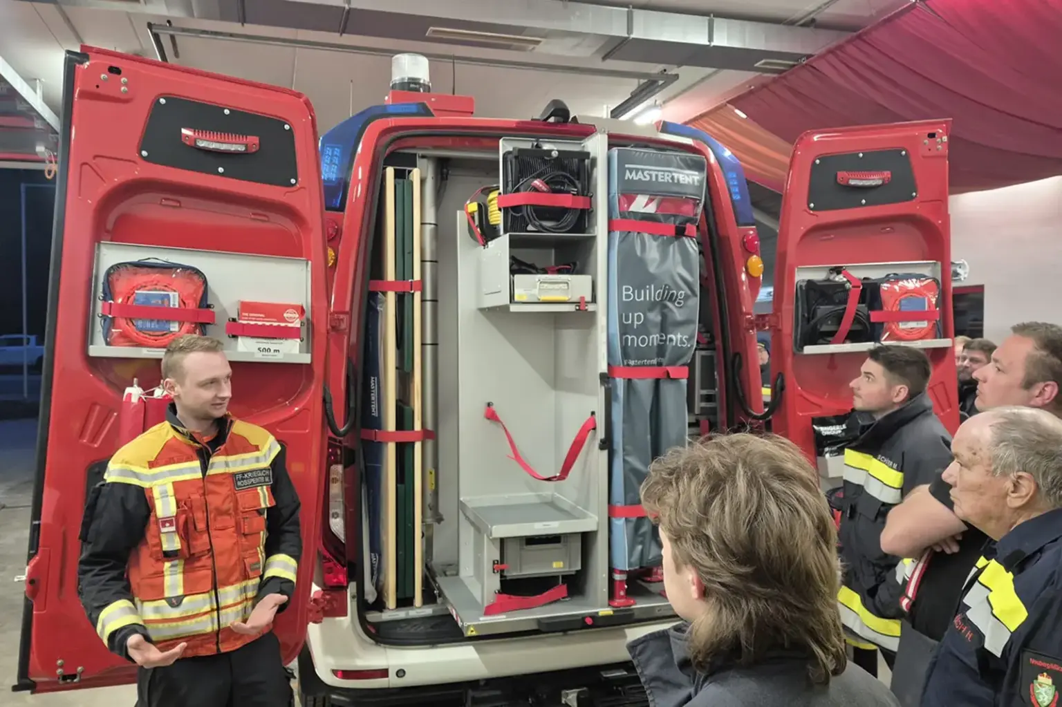 Neues Fahrzeug für die Einsatzleitung Mehrere Personen in Uniform vor einem Kastenwagen mit geöffneten Türen