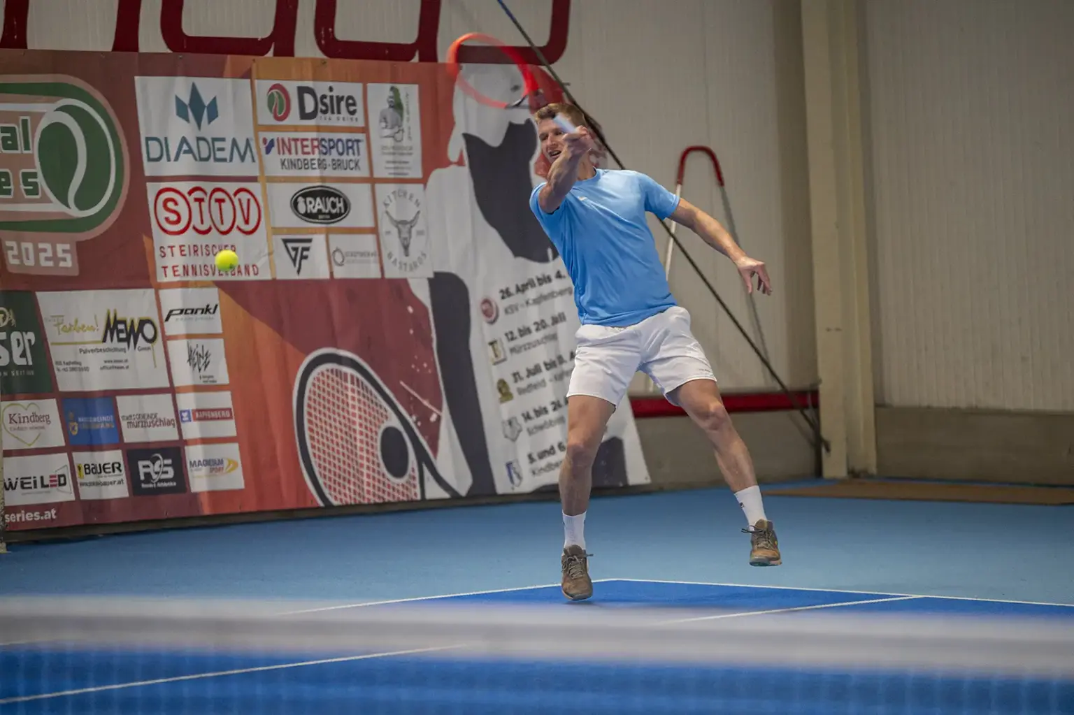 Tennis: Winter-Saisonabschluss der Mürztal Series EIn Mann mit einem Tennisschläger in einer Tennishalle bei einem Turnier Mürztal Series.