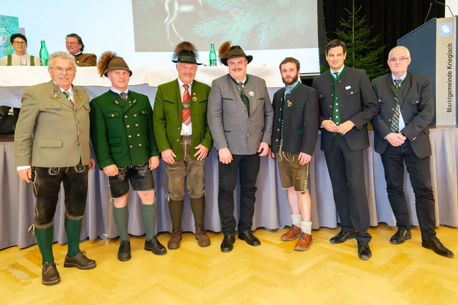 Sieben Männer in Tracht