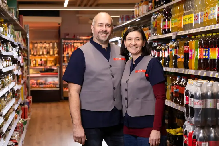 Ein Mann und eine Frau zwischen Lebensmittelregalen