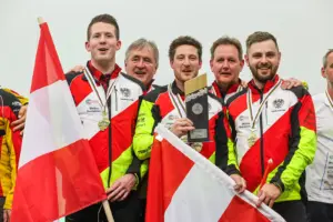 Fünf Männer mit Österreichfahnen