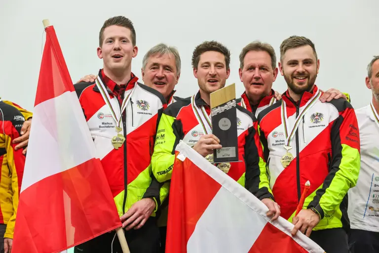 Weltmeister aus Mürzzuschlag Fünf Männer mit Österreichfahnen