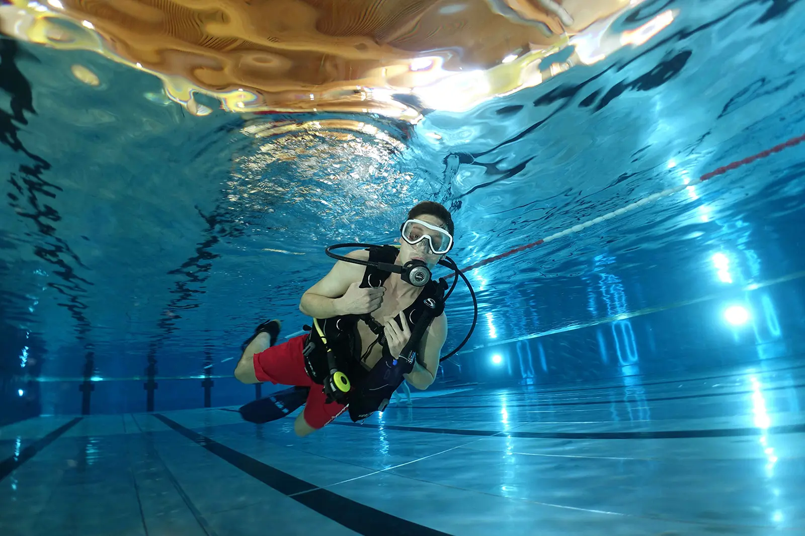 Ein Taucher in einem Schwimmbecken