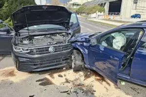 Zwei kaputte Autos stehen auf einer Straße.