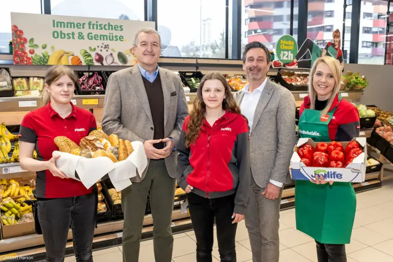 Drei Frauen und zwei Männer in einem Lebensmittelgeschäft