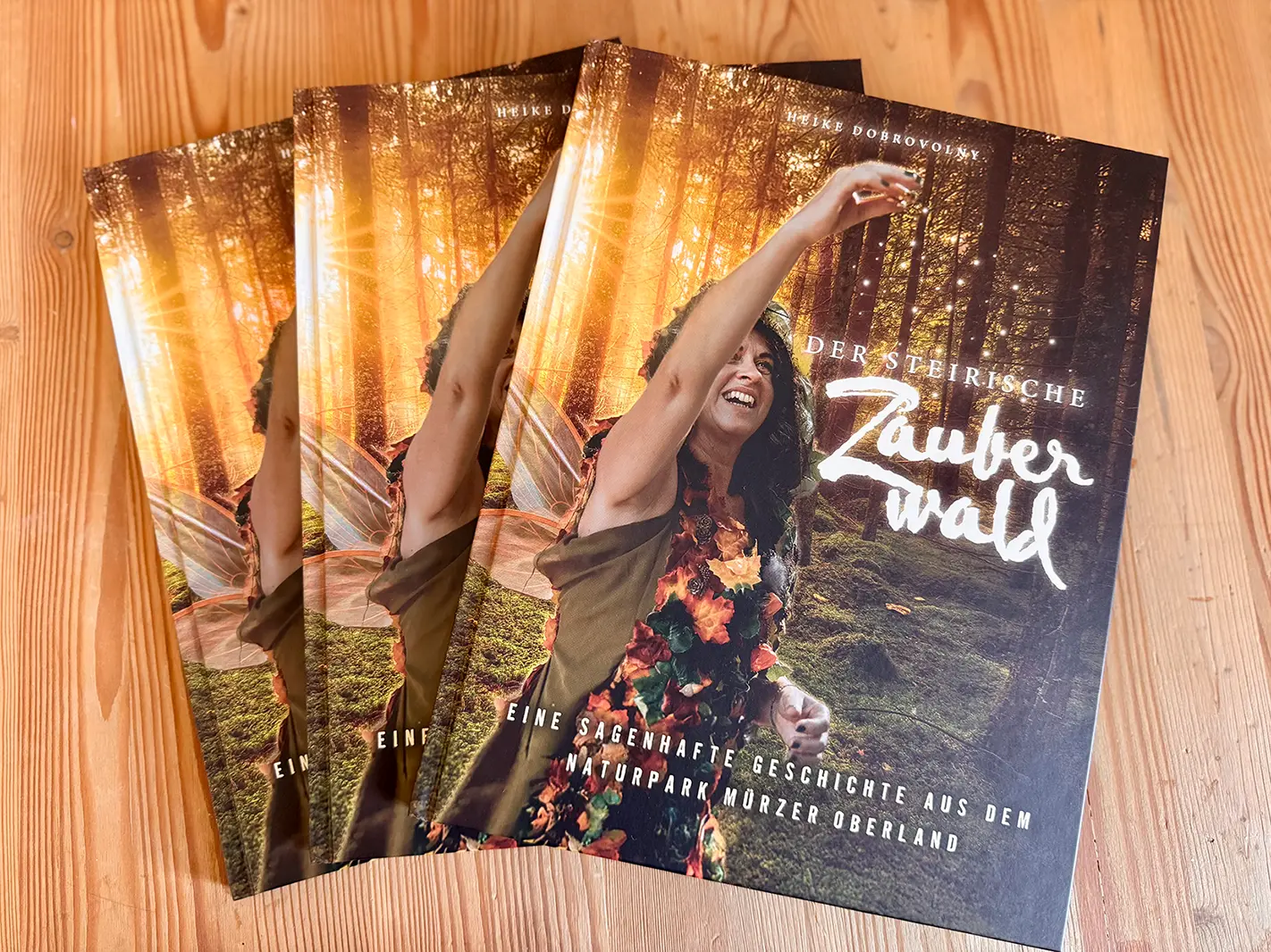 Drei Exemplare eines Buches liegen auf einem Tisch