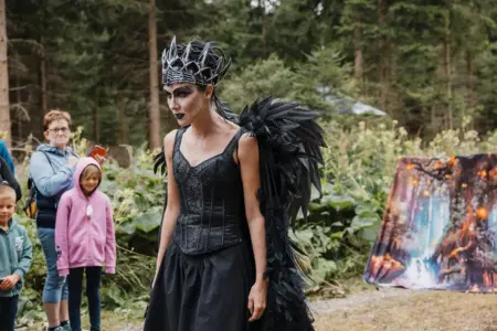 Eine als Hexe verkleidete Frau im Wald