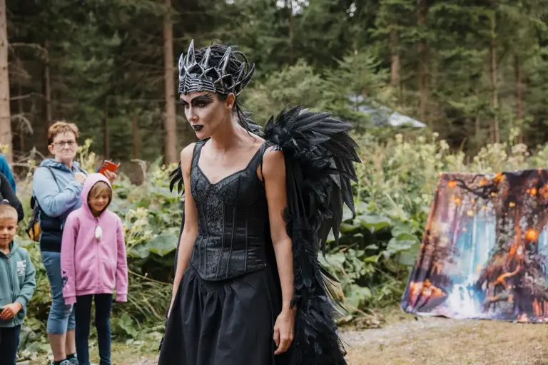 Eine als Hexe verkleidete Frau im Wald