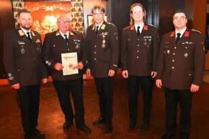 Fünf Männer in Uniform zeigen eine Urkunde