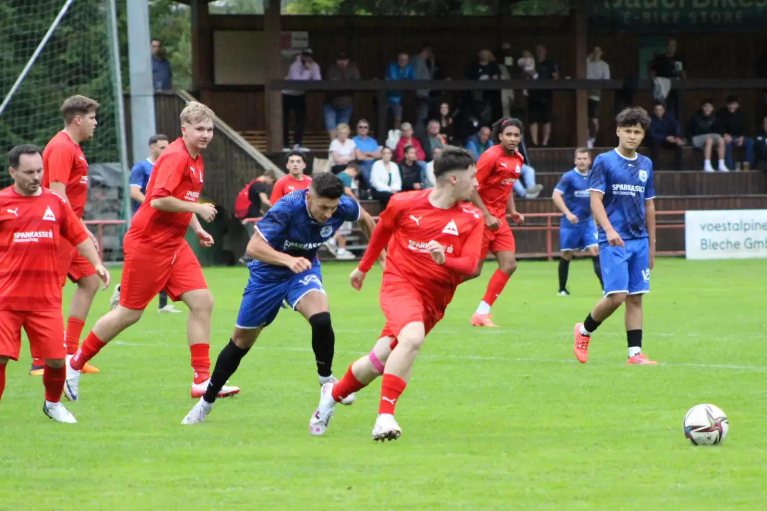 Sechs Fußballer und ein Ball.