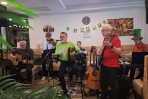 Eine Band spielt in einem Lokal mit irischer Dekoration